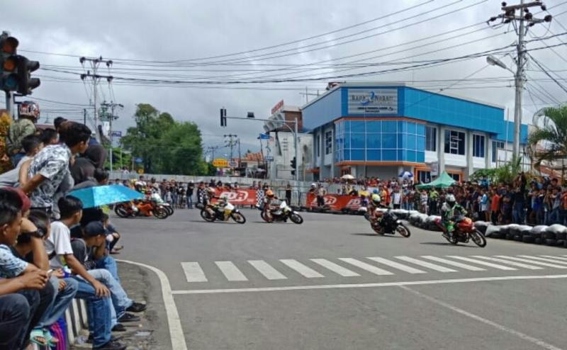 Road Race Batusangkar, Bagaikan Burung Lepas dari Sangkar Road Race Batusangkar, Bagaikan Burung Lepas dari Sangkar