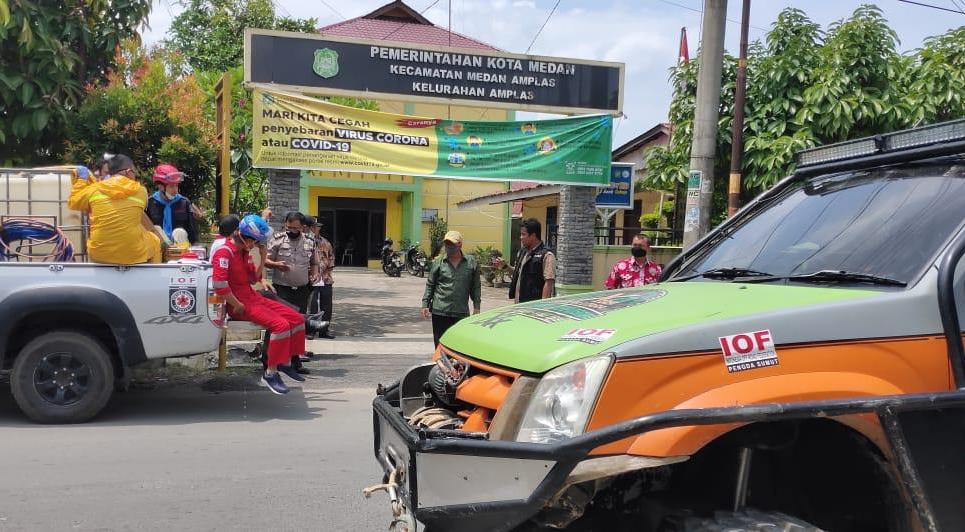 Penyemprotan disinfektan dilakukan di sejumlah wilayah di Kota Medan, Sumatera Utara.