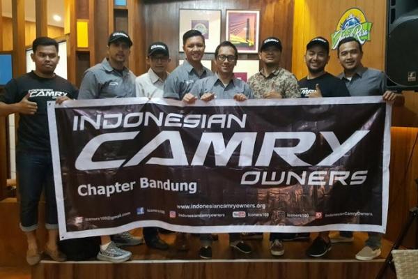 Para pengurus dan anggota komunitas Toyota Camry chapter Bandung yang baru. (foto : ria afriliani)
