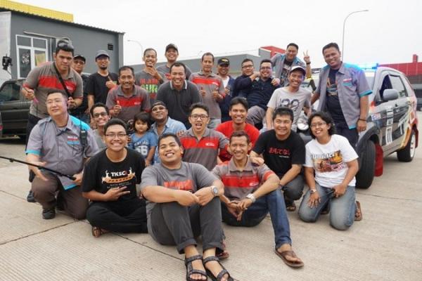 Komunitas mobil abu-abu belajar budaya ke Cirebon, Jawa Barat. (foto : ria afriliani)