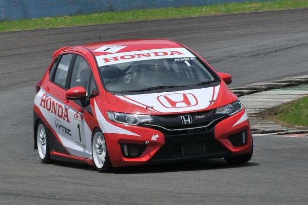 Alvin Bahar terpaksa memakai All New Honda Jazz dengan spesifikasi sama dengan tahun lalu. (foto : budsan)
