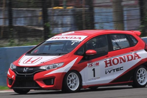 Alvin Bahar tetap paling fantastis mencetak waktu tercepat di Superpole ISSOM seri 1. (foto : budsan)