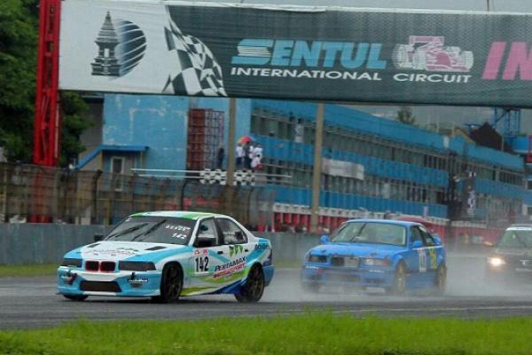 Aldio Oekon, menang karena strategi jitu pemakaian ban dan pengaturan suspensi. (foto : budsan)