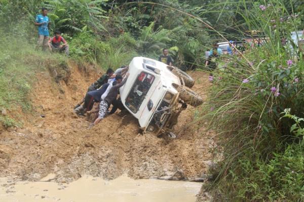 PTO alias Pertolongan Tangan Orang untuk membalikkan mobil yang kepater. (foto : andy putra)