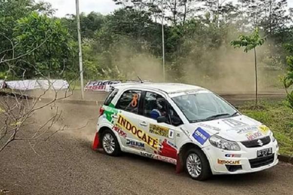 Eddy WS dengan navigator Edwyn Tedja menggeber Suzuki SX4 andalannya. (foto : ist)