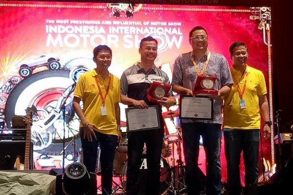 Fransiscus Soerjopranoto (kedua kiri dari Toyota) dan Yosep Swasono (Honda) didampingi Hendra Noor Saleh dan Daswar Marpaung. (foto : budsan)