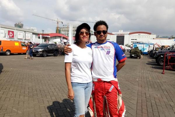 Rully Armando dengan pacar barunya, baru sembuh dari cedera kakinya hampir 1 tahun. (foto : budsan)