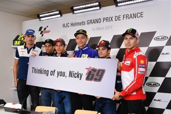 Valentino Rossi bersama beberapa pebalap MotoGP lainnya mendoakan Hayden pada sesi preskon di LeMans. (foto : MotoGP)