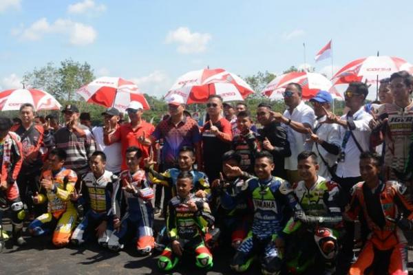 Bupati Lahat, H Aswari Rivai (tengah) resmikan kejuaraan balap pertama di Sirkuit Manggul, Lahat, Sumsel