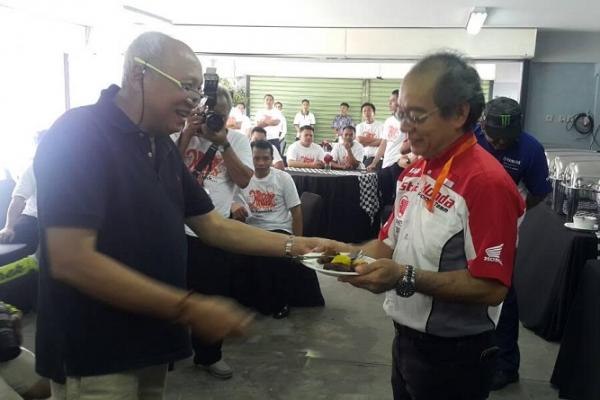 Tinton Soeprapto memberikan potongan tumpeng ulang tahun kepada Presdir PT Astra Honda Motor. (foto : ist)