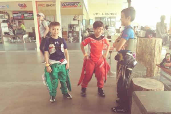 Daffa AB (tengah) tengah bermain bersama Tiziano dan Kalken Chin saat rehat di Rok Cup Asia Singapura. (foto : ist)