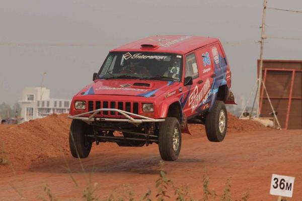 Offroader Intersport Racing Team tengah beraksi di lintasan high speed Paramount Land, Tangerang. (foto : ist)