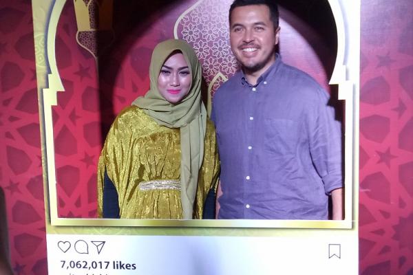 Rifat Sungkar melayani permintaan foto penggemarnya dengan suka cita. (foto : budsan)