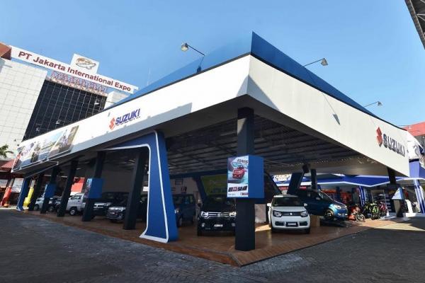 Booth Suzuki roda empat di Jakarta Fair yang akan dibuka Jumat (9/6) hari ini, tawarkan program promo. (foto : ssk)