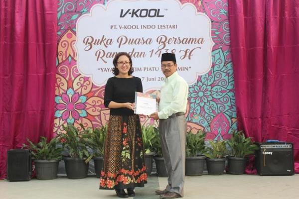 Monita Cherline dari V-Kool menyampaikan bantuan kepada pimpinan panti asuhan di bilangan Senen, Jakarta Pusat. (foto : ria a)