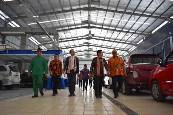 Peresmian dealer Toyota di Batam, menambah luas jaringan pemasaran Toyota. (foto : tam)