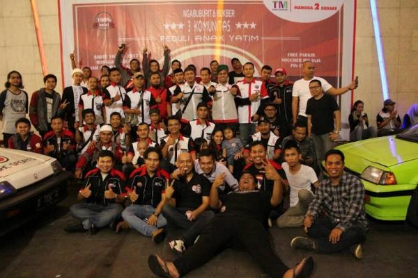 Tiga komunitas mobil ini merayakan bukber bersama anak yatim. (foto : ria)