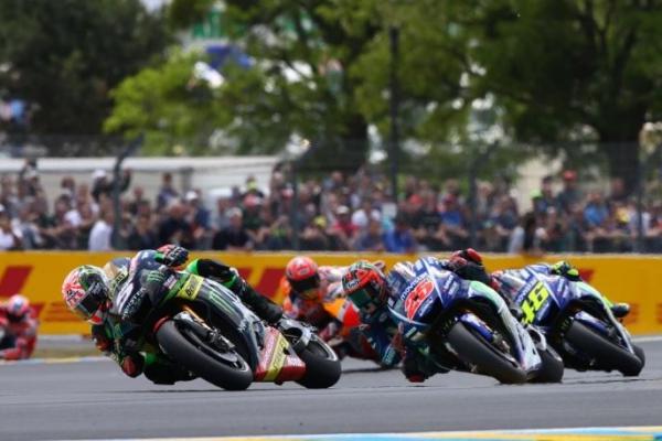 Rossi (No.46) ketika bersaing dengan beberapa rider di MotoGP Assen, Belanda. (foto : MotoGP)