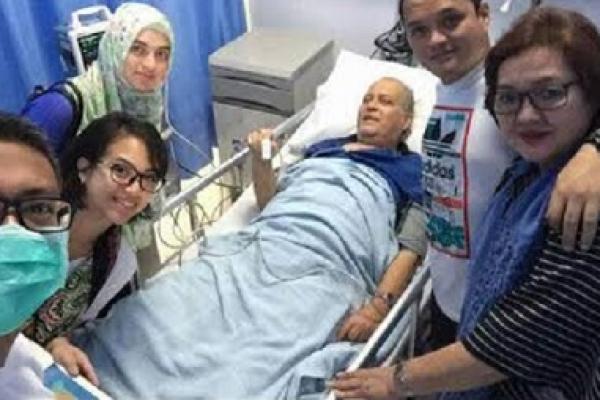 Helmy Sungkar saat dibawa ke rumah sakit oleh keluarganya. 