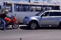 Gokil, Pengendara Motor Ini Berhasil Bikin Kapok Pengemudi yang Lawan Arah (Video)