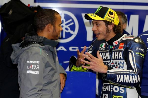 Lewis Hamilton (kiri) saat berbincang dengan the doctor Valentino Rossi (ist)