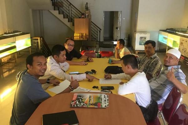 Suasana rapat untuk sukseskan reli wisata di Aruk, Kalimantan Barat. (foto : deny)