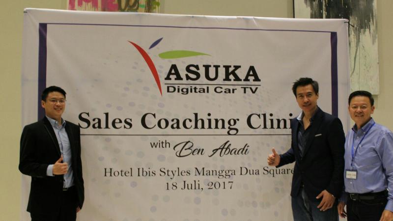 Bos Asuka TV tengah melakukan presentasi