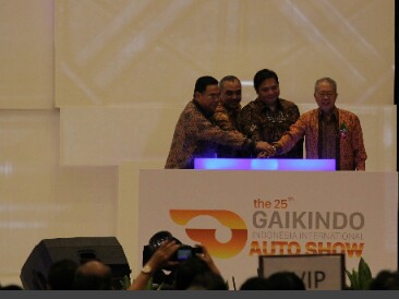 Menperin Airlangga Hartarto bersama para petinggi Gaikindo saat membuka GIIAS 2017