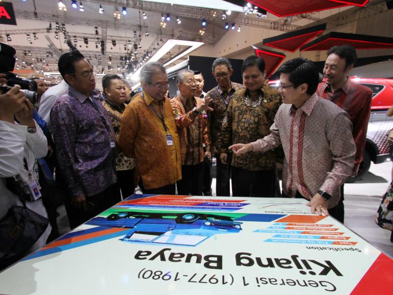 Henry Tanoto mendampingi Menperin Airlangga Hartarto di booth Toyota. (foto : budi santen)