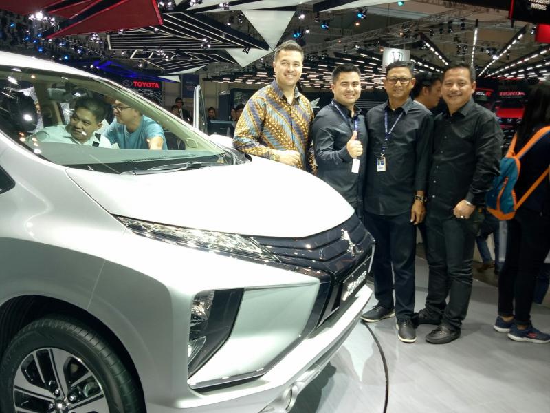Para pebalap papan atas dipilih untuk kendarai 2 unit Mitsubishi Xpander ke atas stage. (foto : budsan)