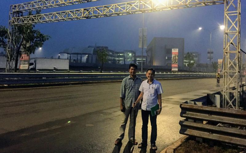 Irawan Sucahyono dan Anton dari Evalube sebagai sponsor mejeng di garis start. (foto : budsan)