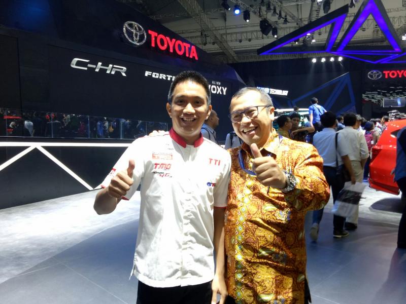 Demas Agil bersama Rouli Sijabat, Manajer PR Toyota Astra Motor. (foto : budi santen)