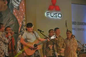 Iwan Fals Membuka Rangkaian 55 Event Truck Campaign Mitsubishi FUSO
