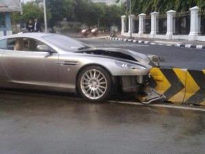 Sedan Mewah Milik James Bond Ini Tabrak Separator Busway