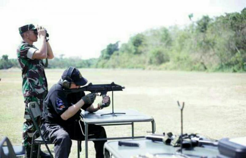 H. Ir. Alex Noerdin menyalurkan hobinya menembak