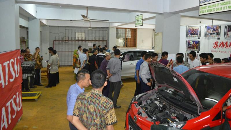 Para guru SMK tampak antusias mengikuti pelatihan otomotif. (foto : ADM)