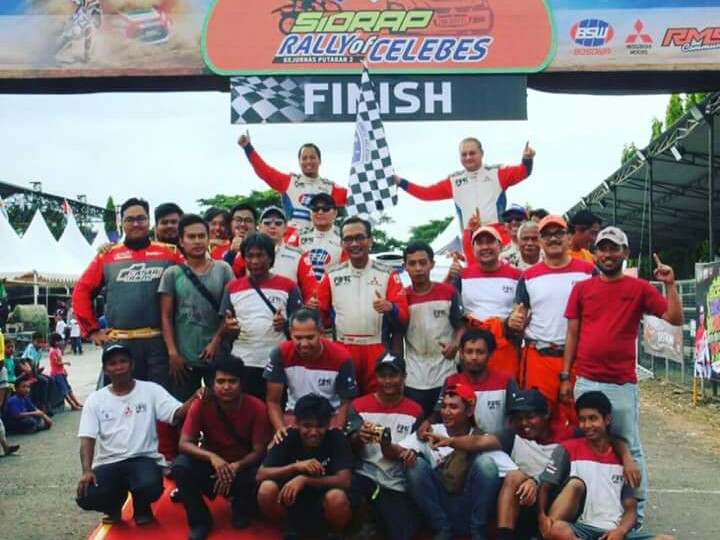 Mago dan Arijanto (berdiri) bersama tim FBRT usai finish Kejurnas Reli Sidrap. (foto : FBRT)