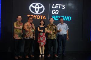 Toyota Hadirkan Teknologi Hybrid di Pameran Otomotif Surabaya