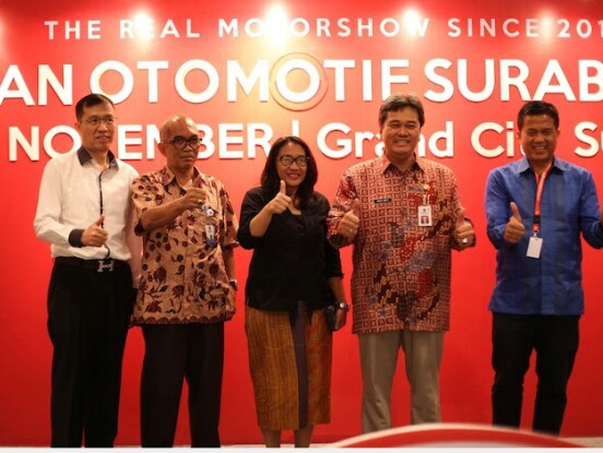 Pejabat Provinsi Jawa Timur bersama manajemen Dyandra Promosindo pada pembukaan POS 2017 di Surabaya. (foto : Dyandra Promosindo)