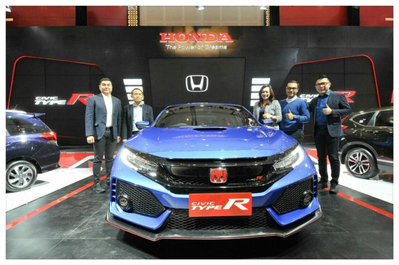 Honda Civic Type R warna brilliant sporty blue ada di Pameran Otomotif surabaya 2017. (foto : HPM)