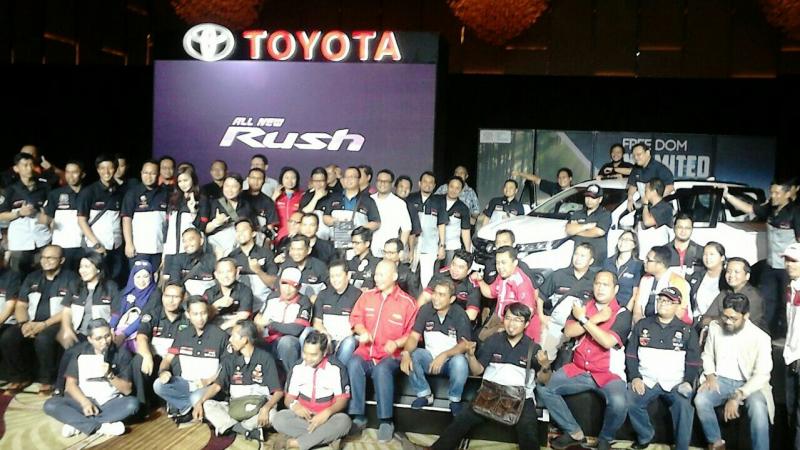 Komunitas lintas merek di acara launching All New Toyota Rush. (foto : anto)