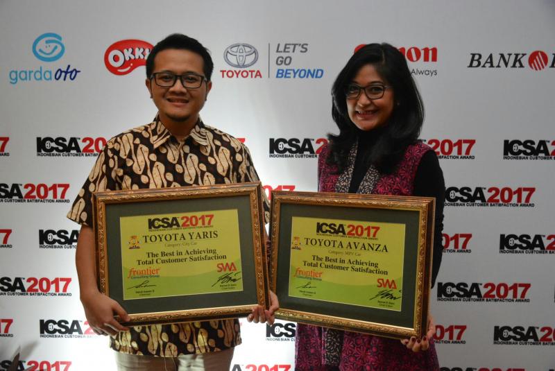 Dwi Apriani Astuti dan Dimas dari divisi public relations PT Toyota Astra Motor dengan penghargaan ICSA 2017. (foto : TAM)