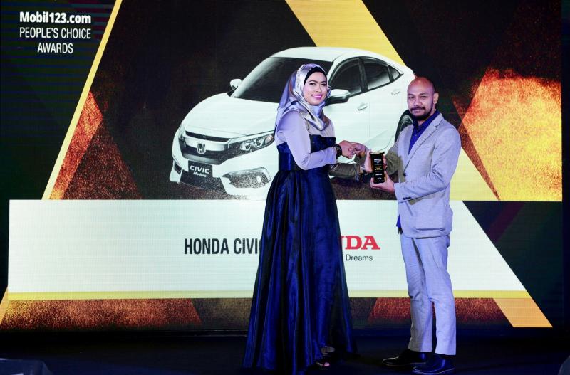 Yulian Karfili dari Honda Prospect Motor saat menerima penghargaan. (foto : hpm)