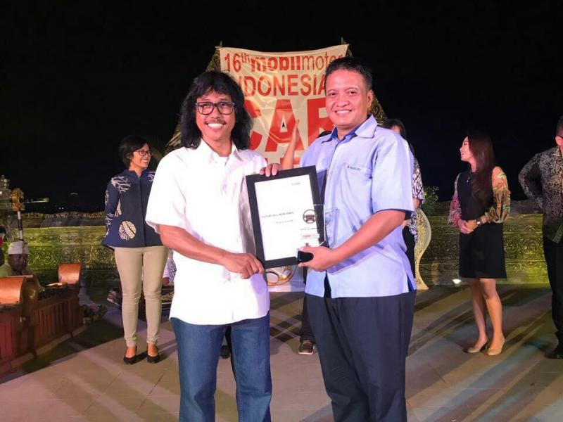 Ardhi Marohan dari MobilMotor serahin penghargaan ICOTY kepada Suzuki. (foto: Suzuki). 