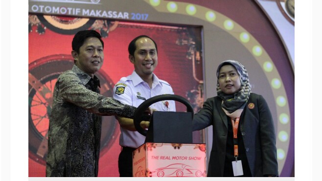 Ahmad Hendra tekan tombol steering wheel tandai pembukaan POMA 2017. (foto : Dyandra P)