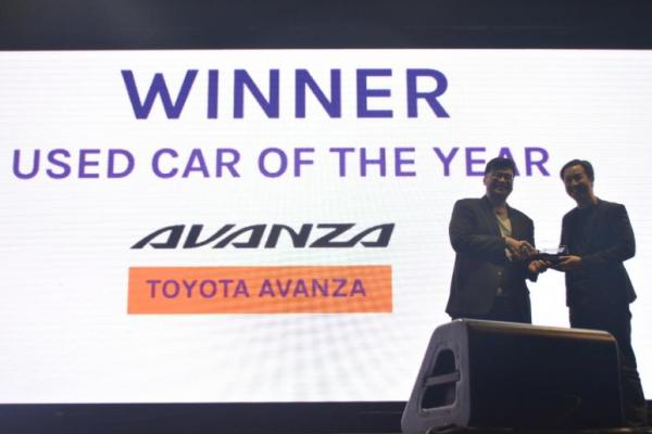 Toyota Avanza meraih penghargaan di OLX Otojurnal dan diterima langsung oleh Arvin Luthfi, perwakilan tim PR Toyota Astra Motor