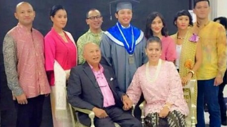 H. Tinto Soeprapto bersama istri dan putra-putrinya. (foto : ist)