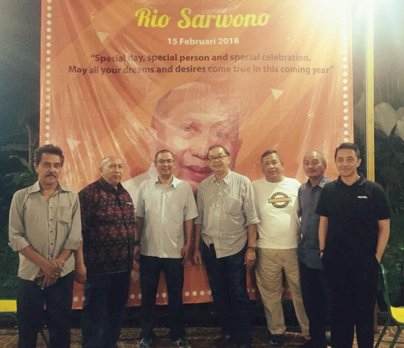 Rio Sarwono bersama teman-temannya para pereli time Rally dari generasi berbeda. (Foto : ist)