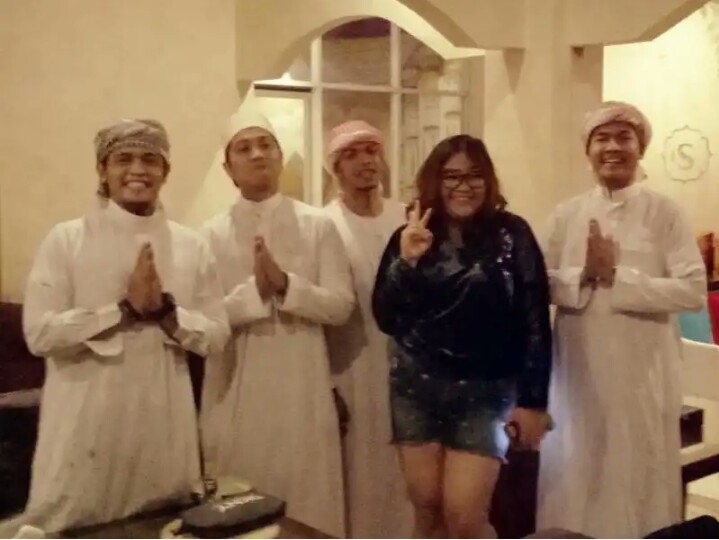 Alda Febrimora Siregar di antara para Pengerajin dari Timur Tengah. (Foto : budsan)