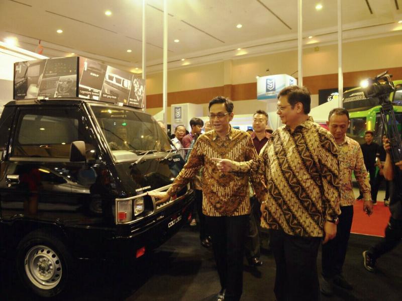 Irwan Kuncoro (direktur marketing dan sales PT MMKSI bersama Menperin  Ir. Airlangga Hartarto di GIICOMVEC 2018.(foto : mitsubishi)